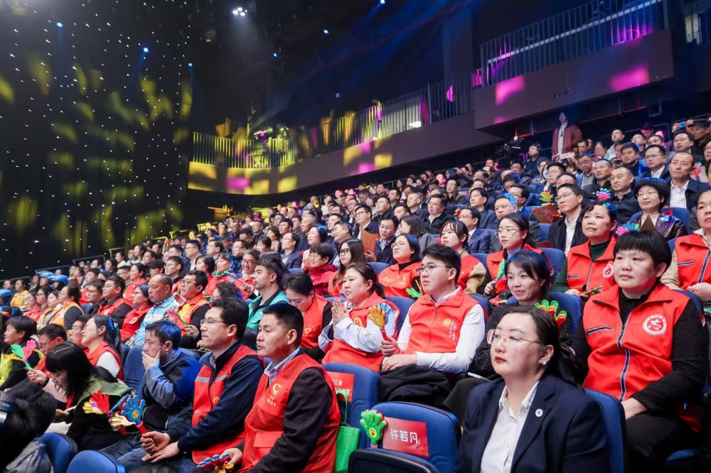 1741160653520965.jpg (上圖為參加活動的優(yōu)秀志愿者代表).jpg