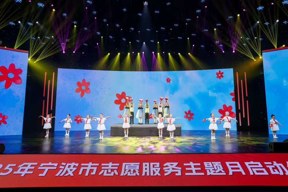 1741160710556550.jpg (上圖為小演員在升降舞臺上表演《送你一朵小紅花》).jpg