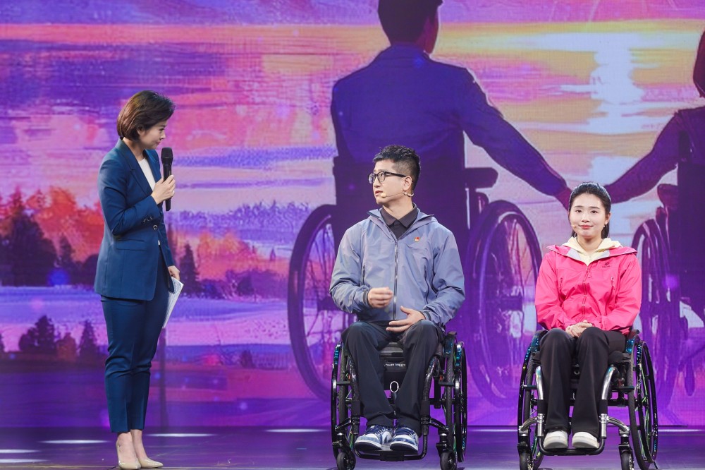 1741160752487243.jpg (上圖為主持人與“輪椅夫婦”現(xiàn)場訪談).jpg