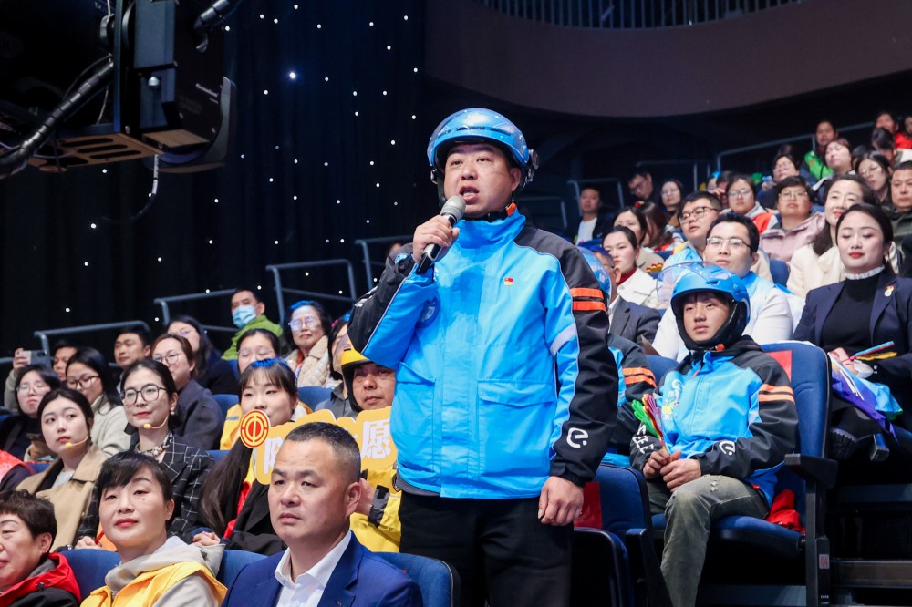 1741160769963897.jpg (上圖為“甬工騎士”志愿服務大隊隊員們在觀眾席發(fā)言).jpg