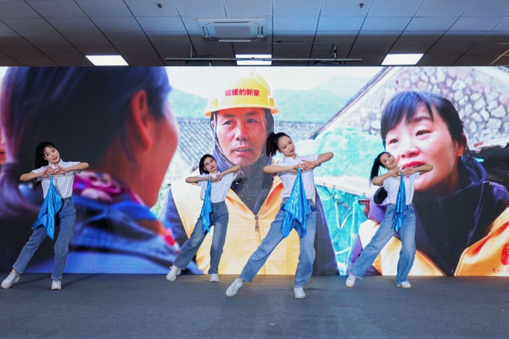 1742537658741876.jpg 歌伴舞《世界贈予我的》.jpg