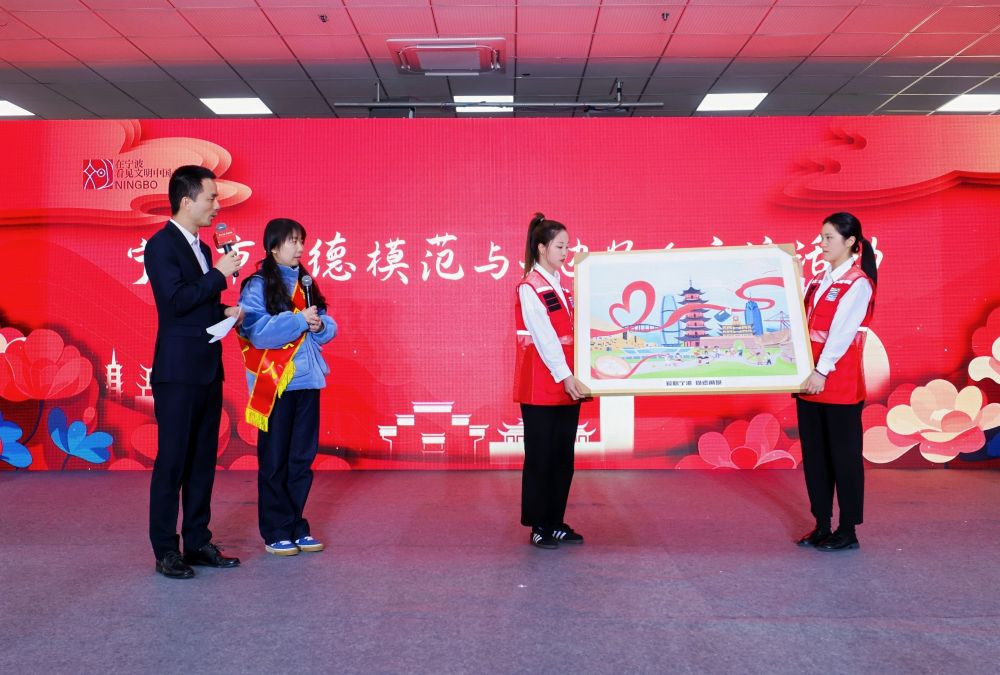 1742537667588420.jpg 中國好人杜瑩向?qū)幉◥坌墓珗@贈送漫畫《愛心寧波尚德甬城》.jpg